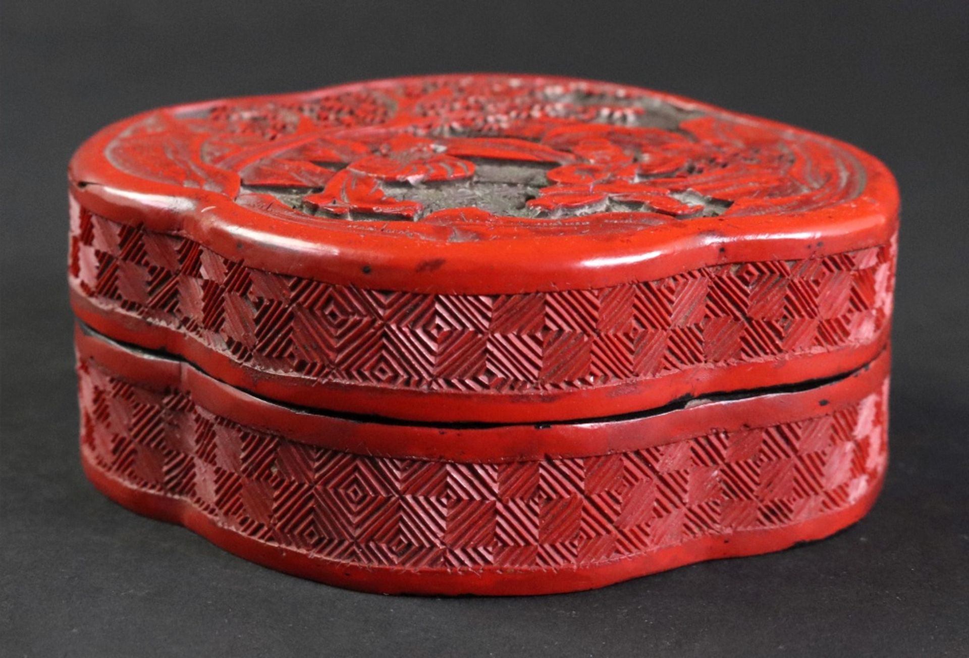 A Chinese cinnabar lacquer box, 19th century, of quatre lobed form, with lozenge carved sides, - Bild 2 aus 2