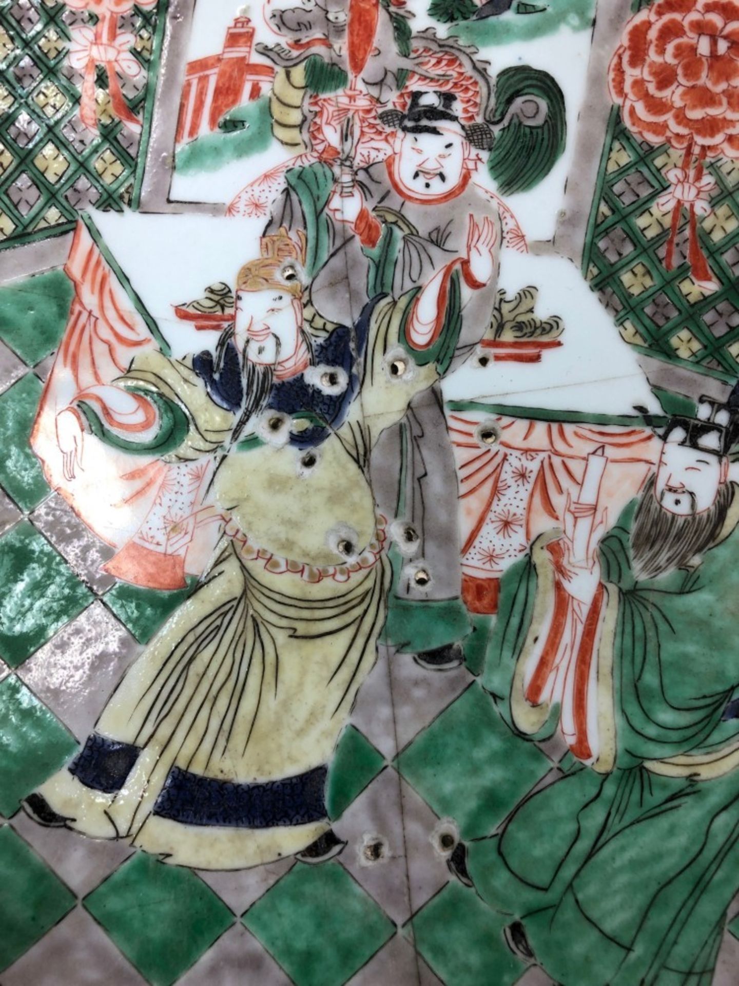 A Chinese famille verte charger, Kangxi, painted with a court scene, - Image 6 of 6