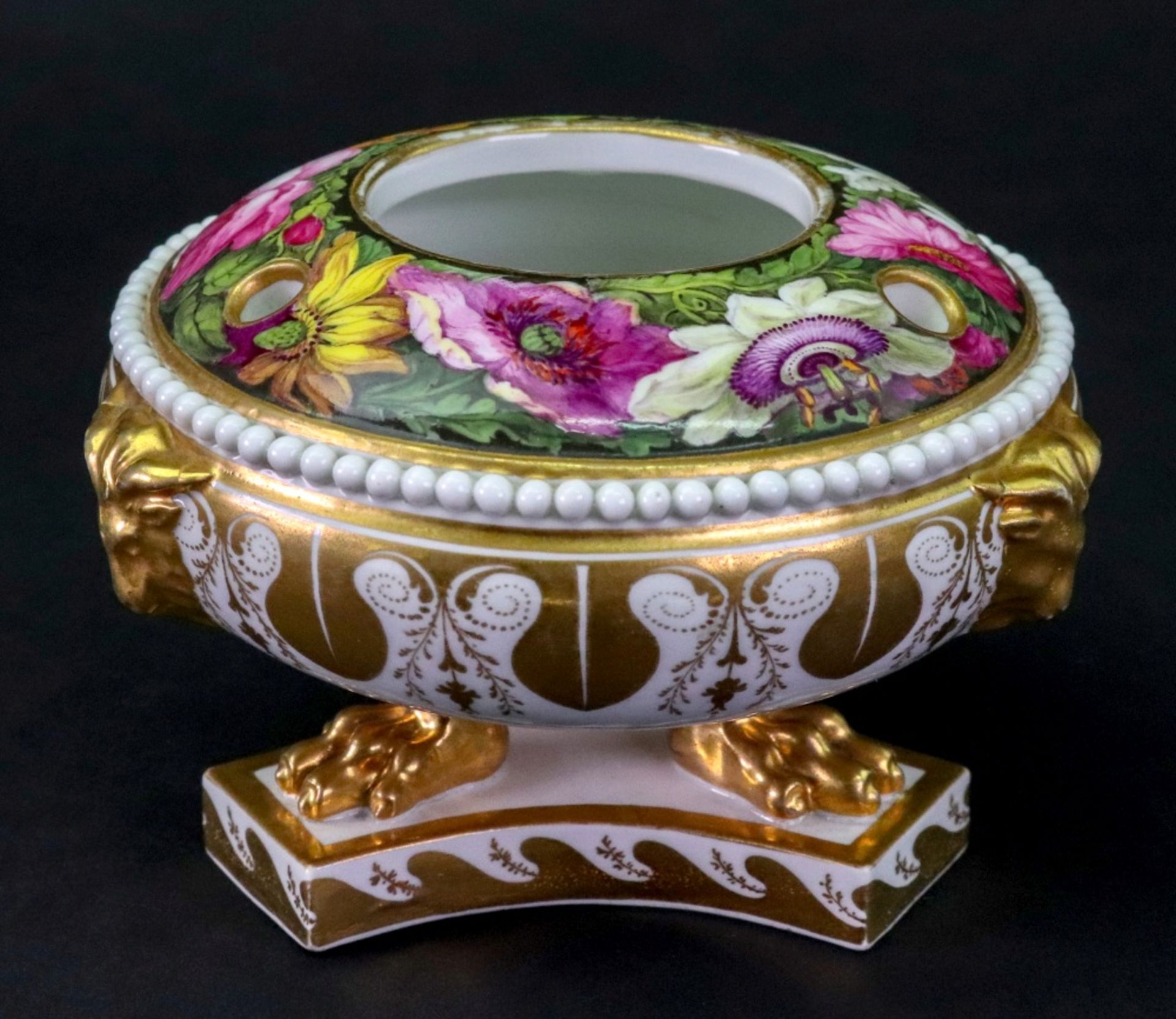 A good Barr, Flight Barr, Worcester circular inkwell, well and cover, circa 1810, - Image 3 of 4