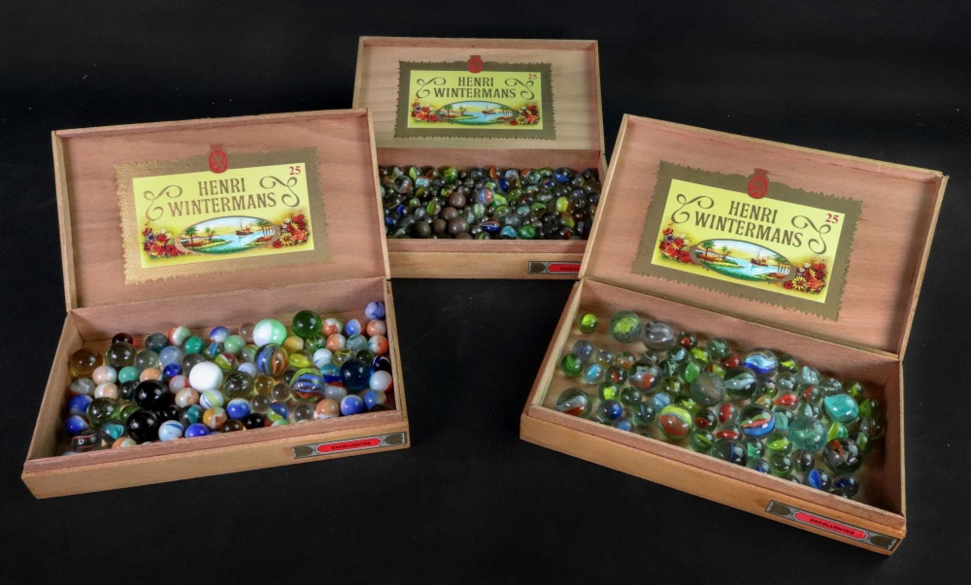 A large collection of vintage glass marbles and others (qty).