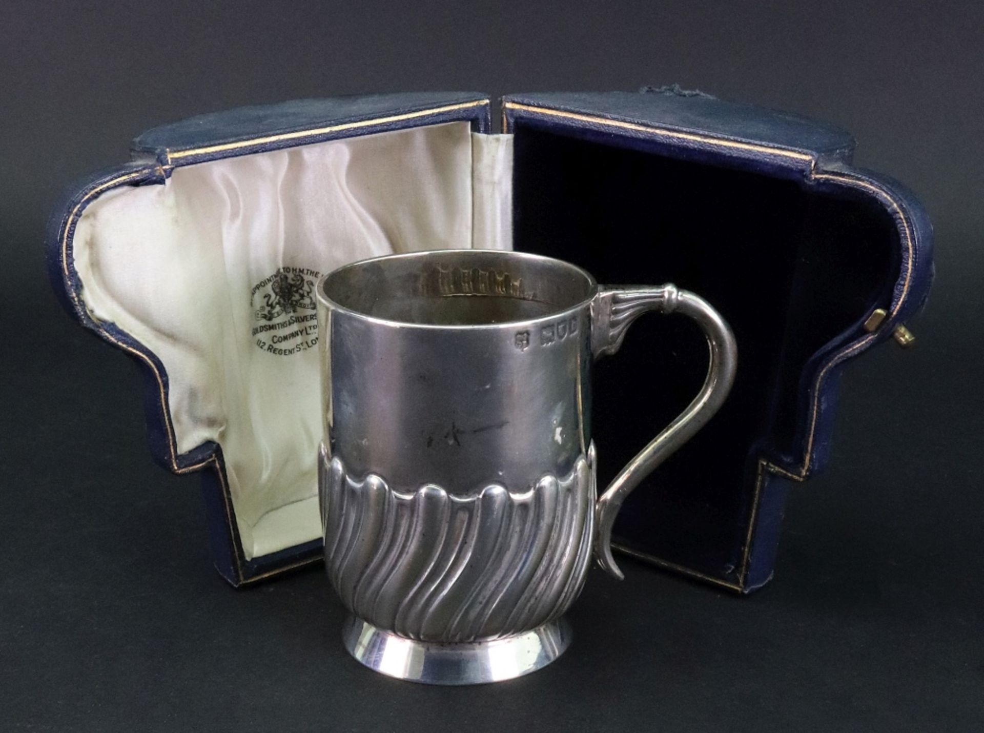 A cased late Victorian silver christening mug, Jackson & Fullerton, London 1897, - Bild 2 aus 2
