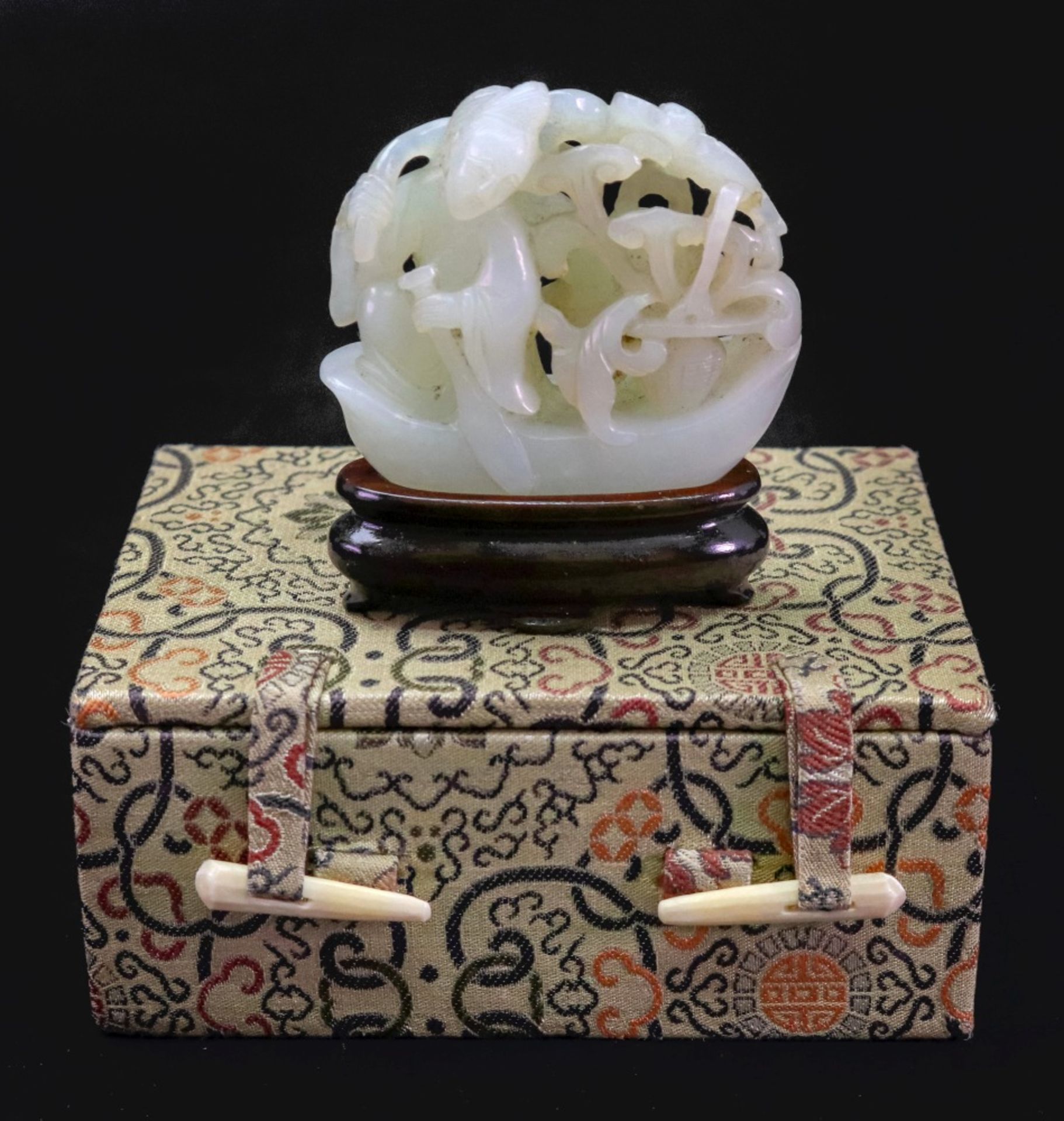 A good Chinese pale celadon jade group, Qing dynasty, - Bild 3 aus 8