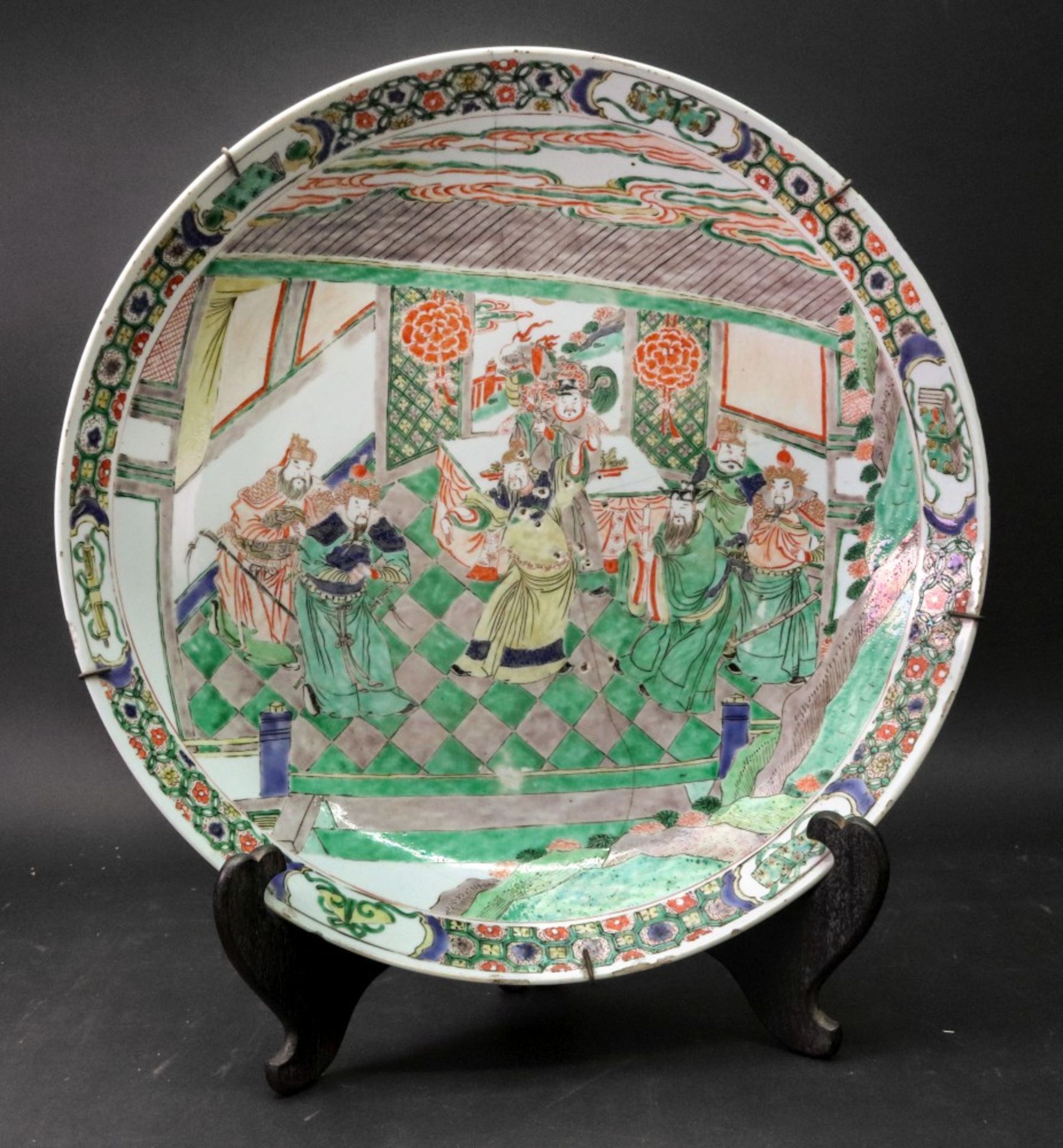 A Chinese famille verte charger, Kangxi, painted with a court scene,