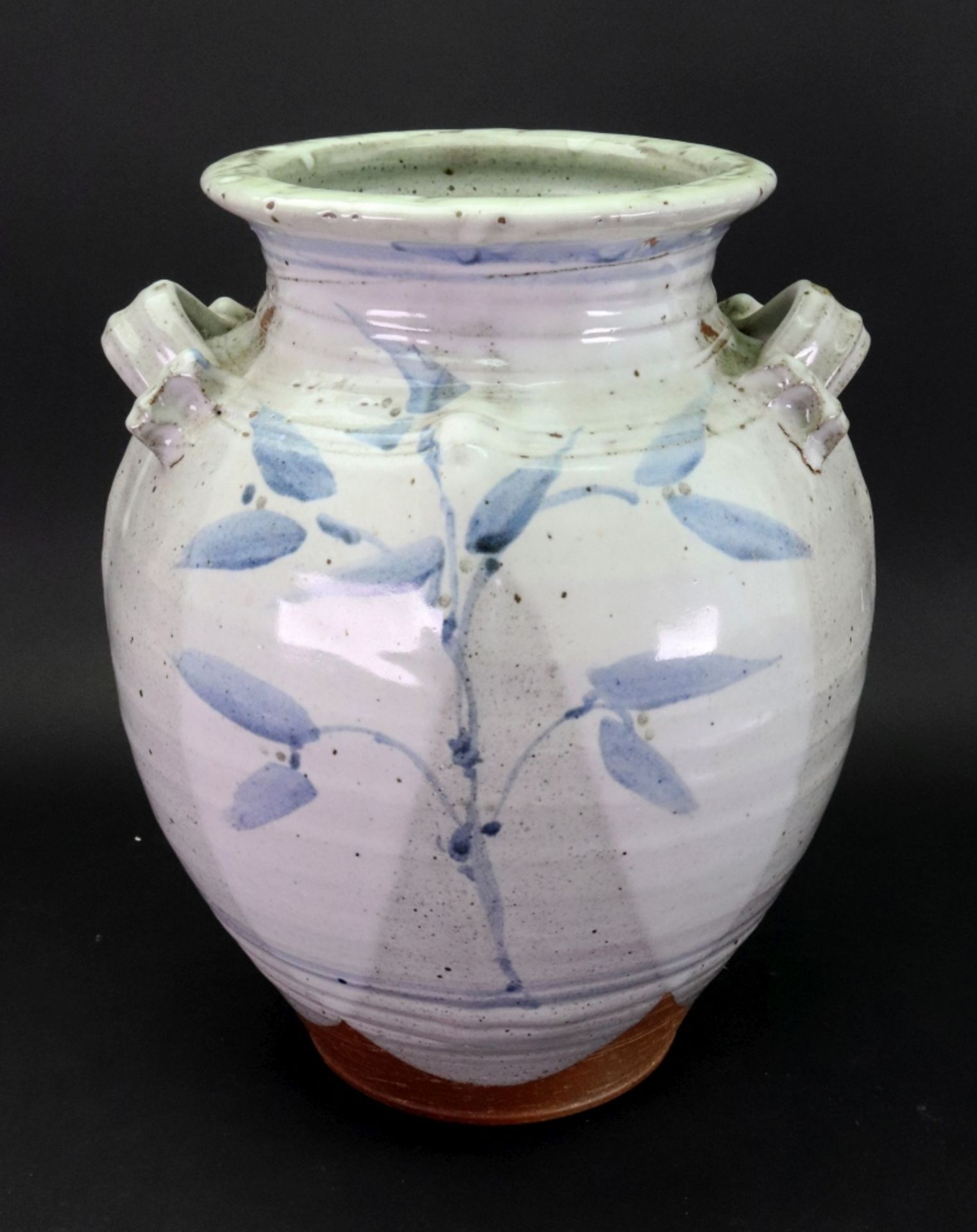Three pieces of Studio pottery, comprising; a stoneware square shaped dish, - Bild 5 aus 5
