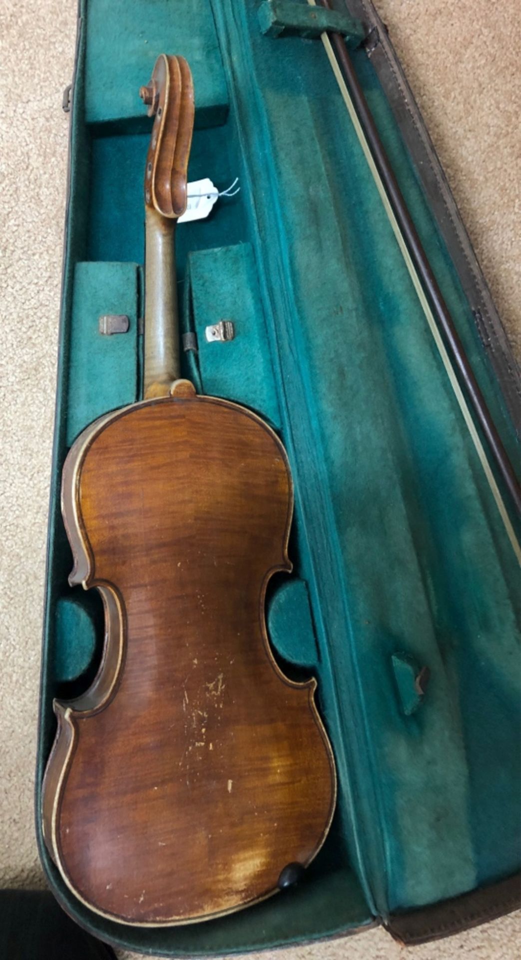 A violin, 60.5cm long, together with a bow in fitted Reliance leather carrying case. - Bild 4 aus 9