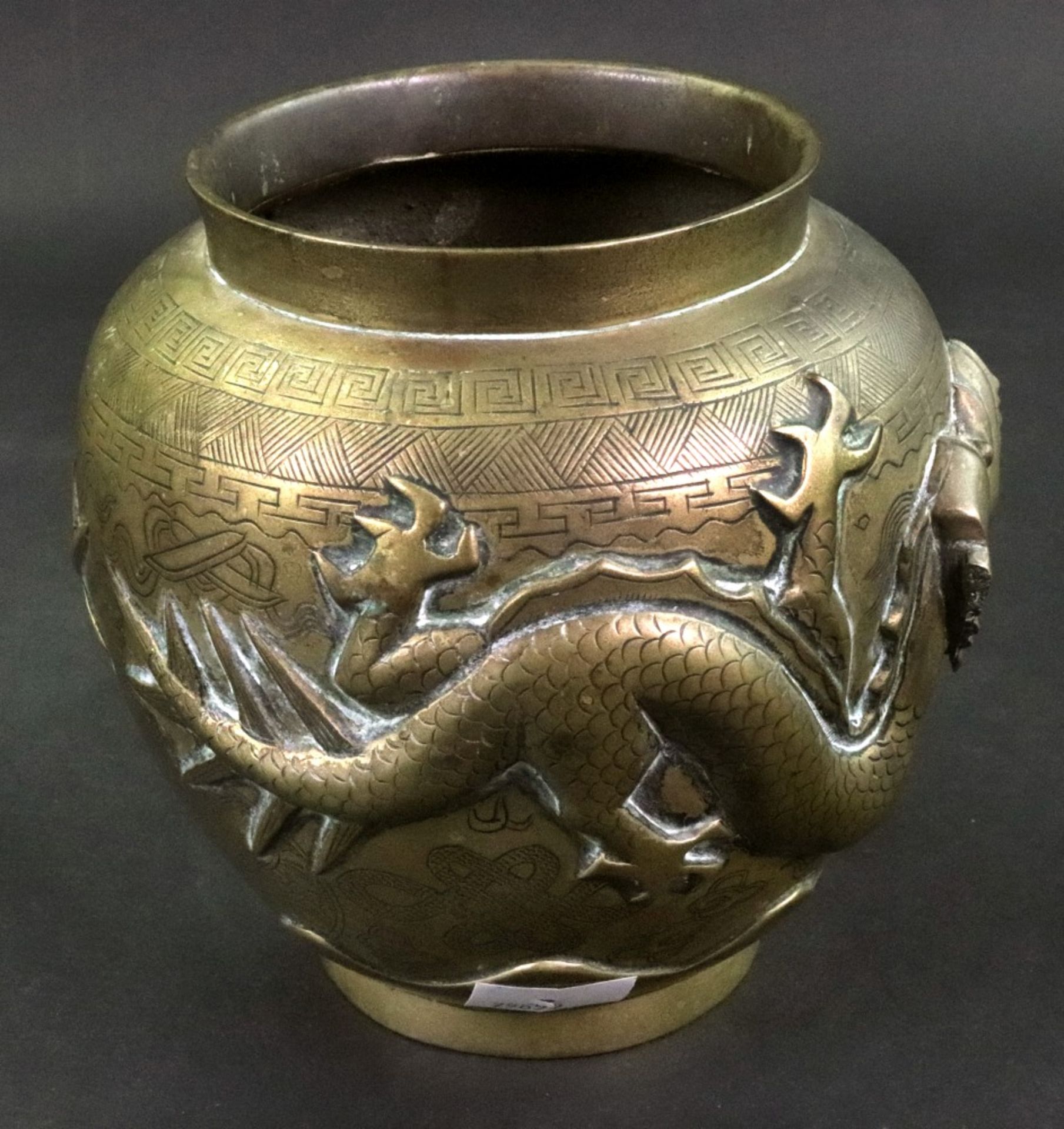 A Chinese bronze vase, late 19th/early 20th century, of ovoid form, - Bild 2 aus 3