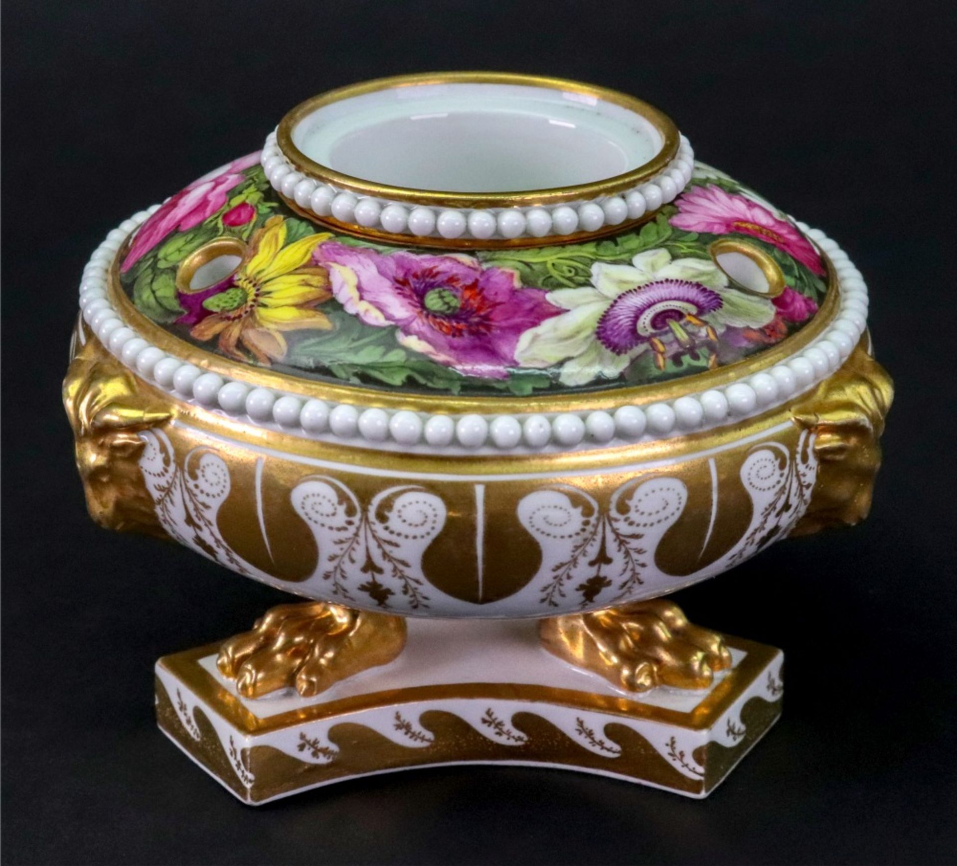 A good Barr, Flight Barr, Worcester circular inkwell, well and cover, circa 1810, - Image 2 of 4