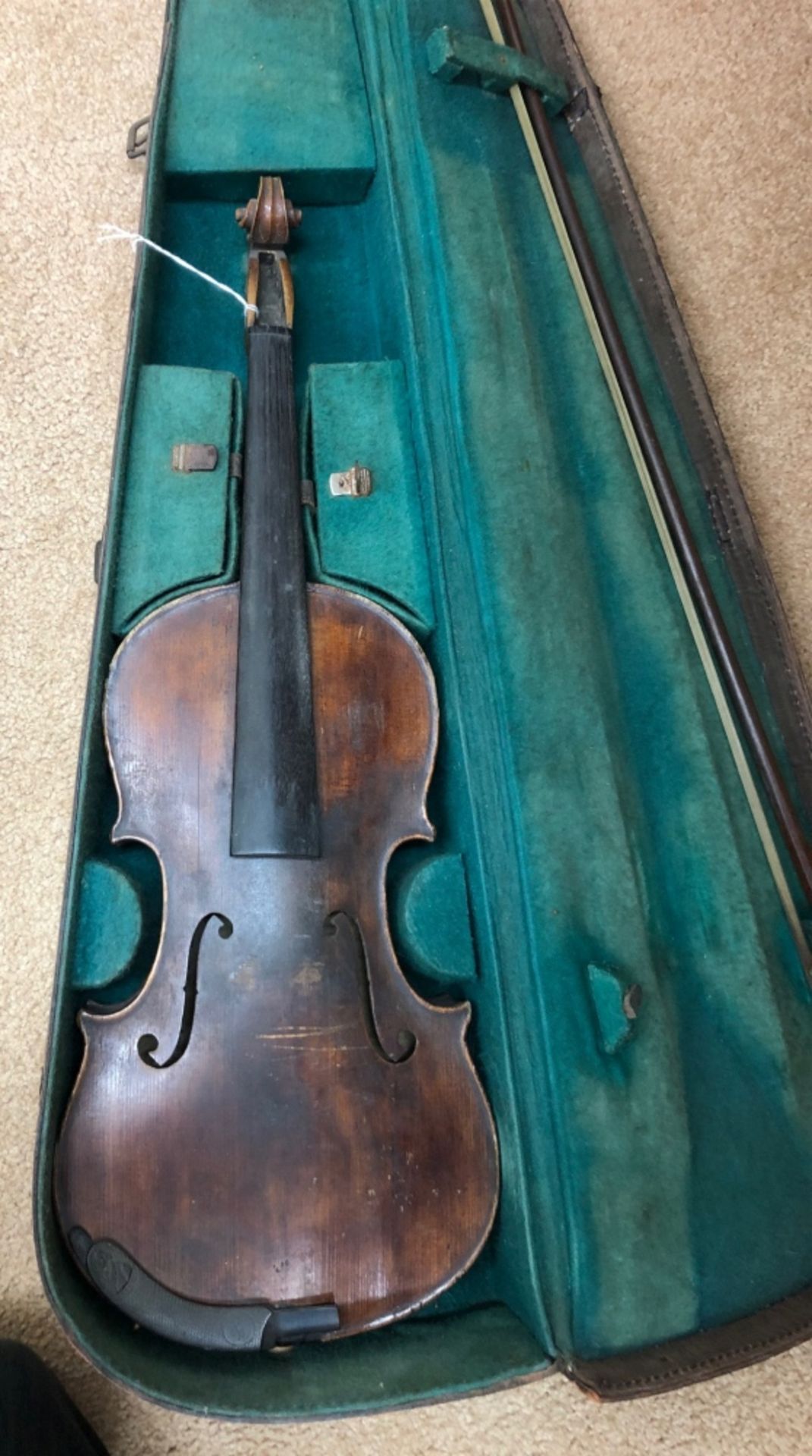 A violin, 60.5cm long, together with a bow in fitted Reliance leather carrying case. - Bild 2 aus 9