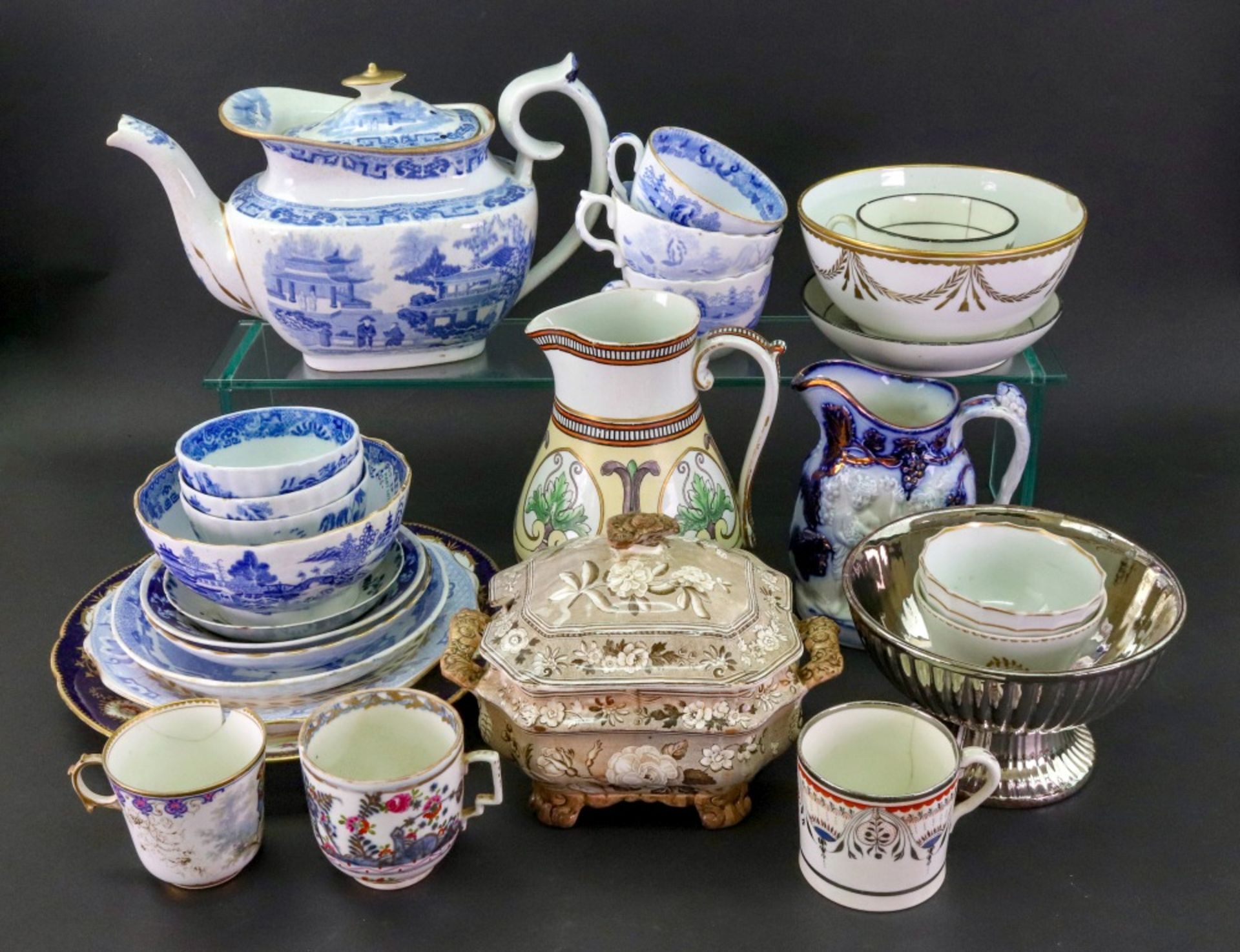 A group of English and continental porcelain and pottery, 18th/19th century,