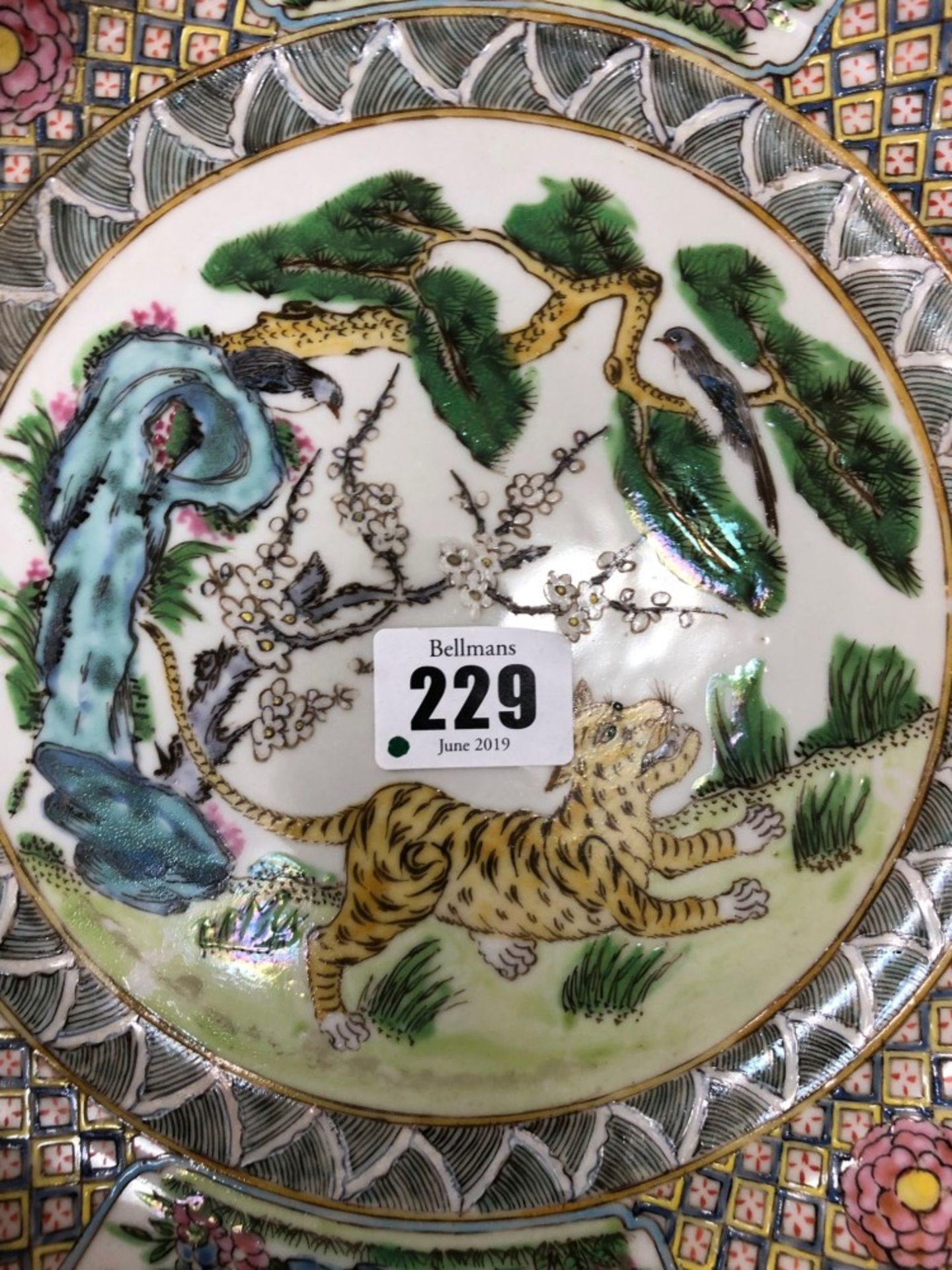 Two Canton famille rose plates, late 19th/20th century, - Bild 2 aus 5
