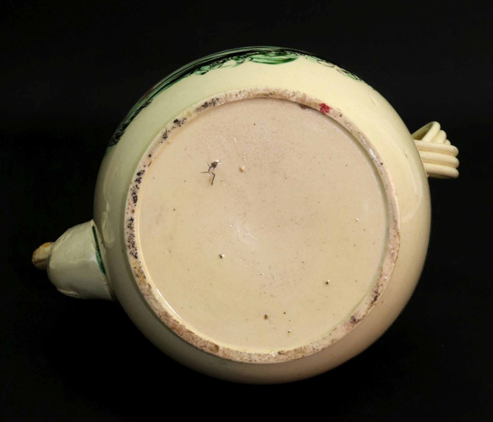 A Leeds creamware pear shape coffee pot and cover, circa 1770, set with an entwined ribbed handle, - Bild 3 aus 6