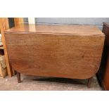 A George III mahogany drop leaf dining t