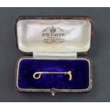 A 14ct gold brooch, in the form of a riding crop, detailed '14ct' 2g, with a fitted box (2).