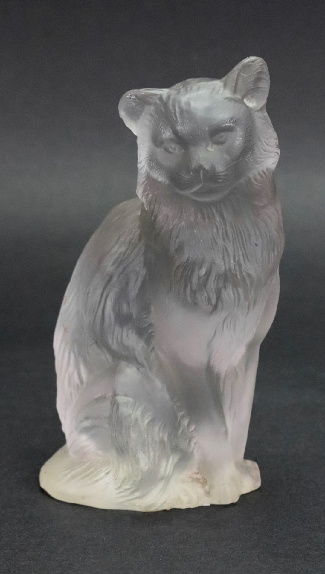 A French frosted glass figure of a cat, 20th century, 12cm high. - Bild 2 aus 2