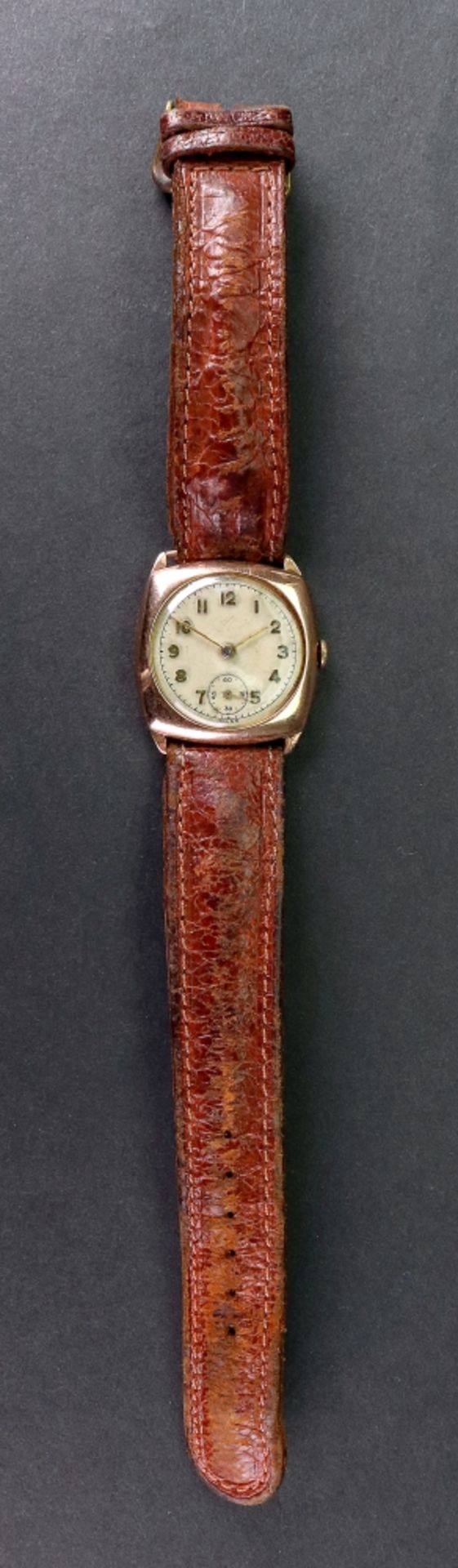 A 9ct rose gold cased wristwatch, the white enamelled dial with applied gilt metal Arabic numerals, - Bild 2 aus 2