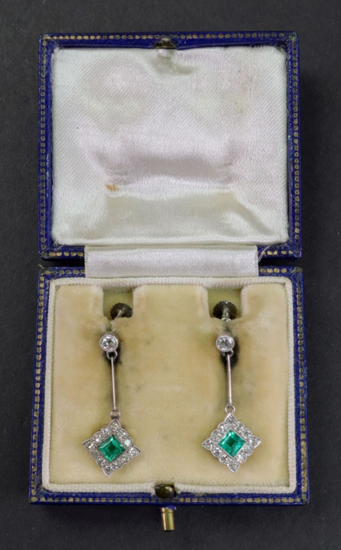 A pair of 18ct white gold, emerald and diamond pendant earrings, - Bild 2 aus 3