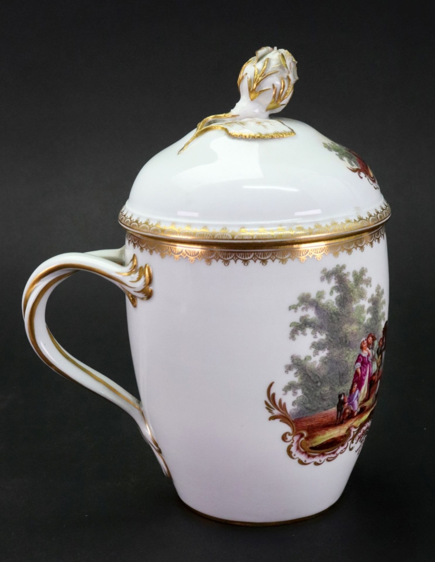 A Meissen mug and cover, late 19th century, of swollen cylindrical form with entwined handle, - Bild 3 aus 9