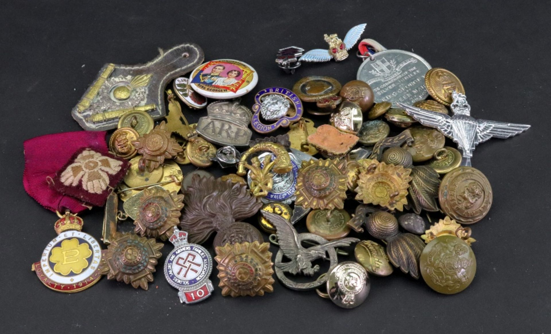 A large collection of Parachute Regiment and other regimental badges, buttons and insignia, an A.R.