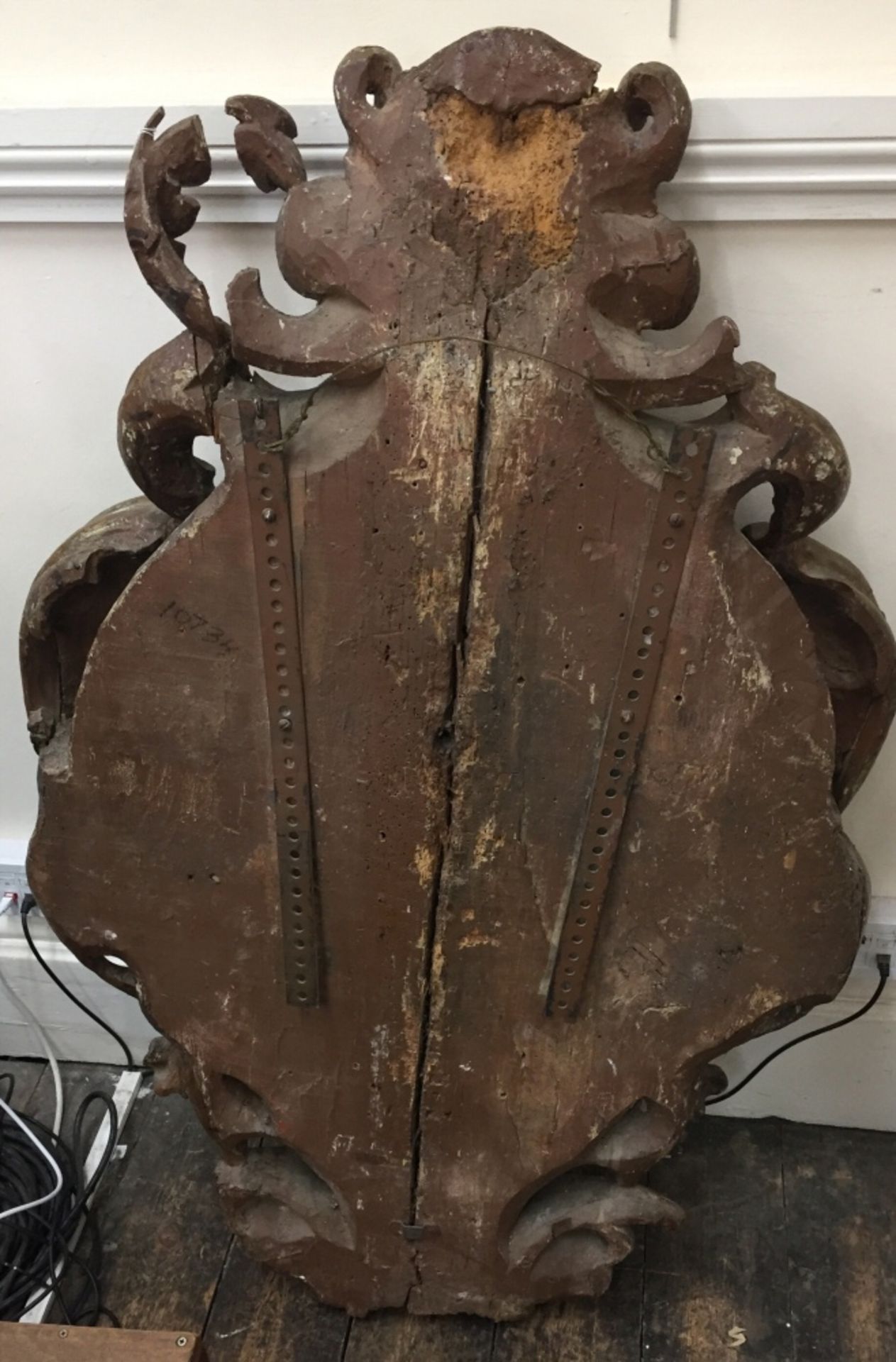 A large and impressive early 18th century pine wall shield, of cartouche shape, polychrome painted, - Bild 2 aus 3