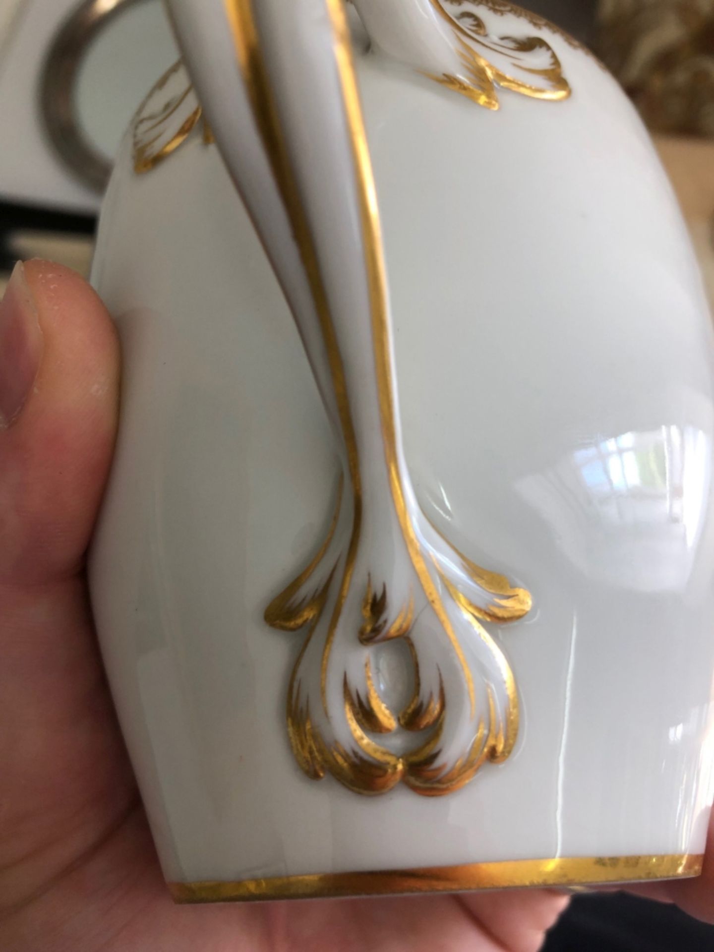 A Meissen mug and cover, late 19th century, of swollen cylindrical form with entwined handle, - Bild 6 aus 9