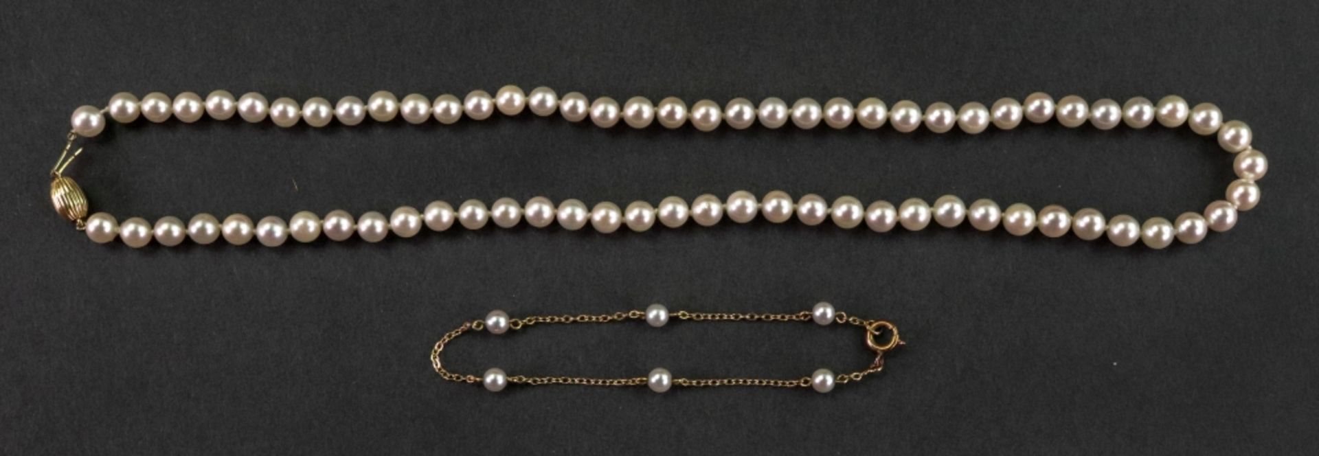 A single strand cultured pearl necklace of graduated design,