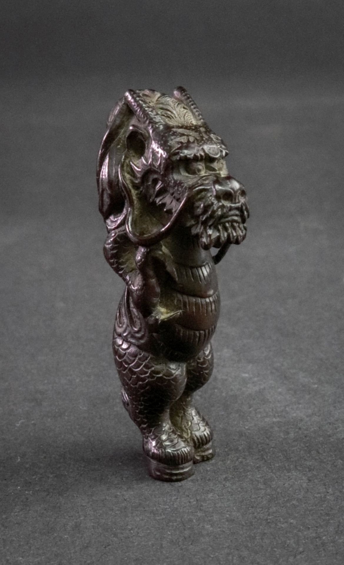 A carved wood Japanese netsuke of a dragon, signed to leg, 6.5cm high. - Image 2 of 5