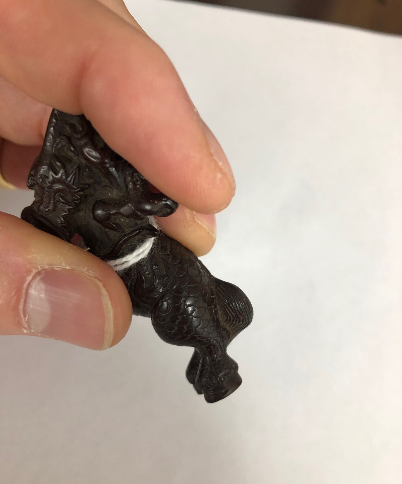 A carved wood Japanese netsuke of a dragon, signed to leg, 6.5cm high. - Image 5 of 5