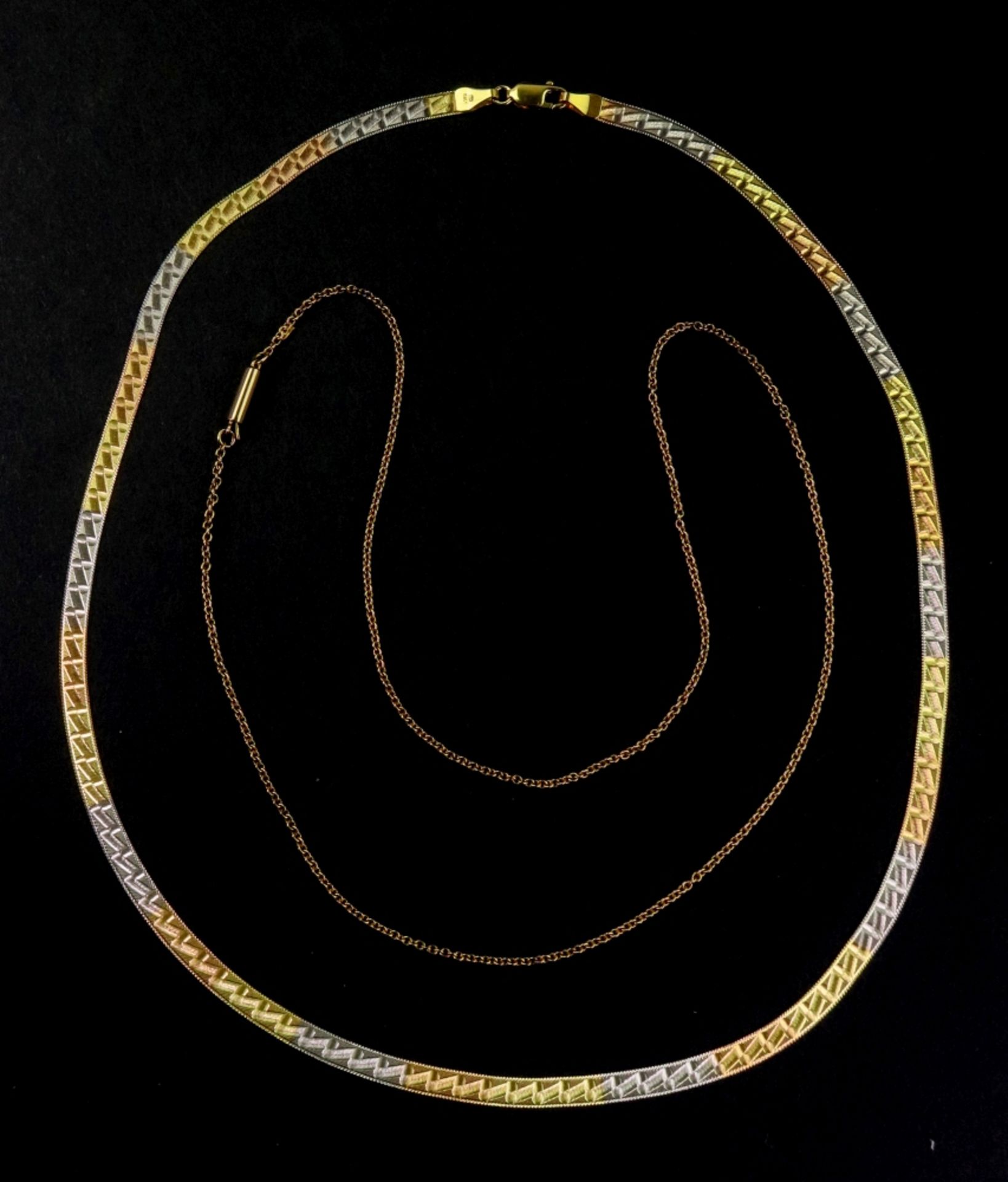 An 18ct flattened tri-gold necklace, on a lobster claw clasp, detailed 'Italy 750', 8.