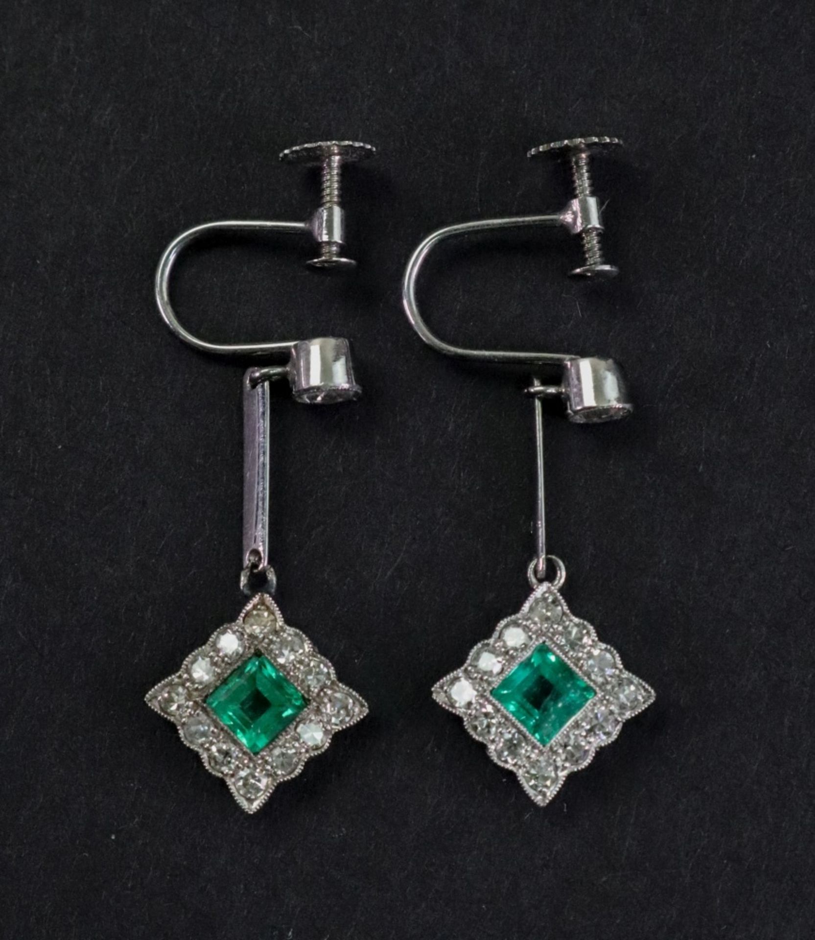 A pair of 18ct white gold, emerald and diamond pendant earrings, - Bild 3 aus 3