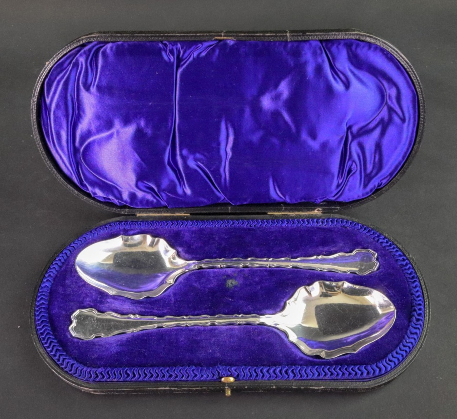 A cased pair of Edwardian silver fruit serving spoons, Horace Woodward, Sheffield 1903,