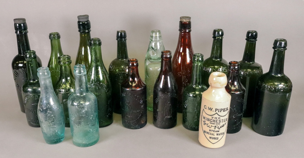 A collection of sixteen vintage glass wi