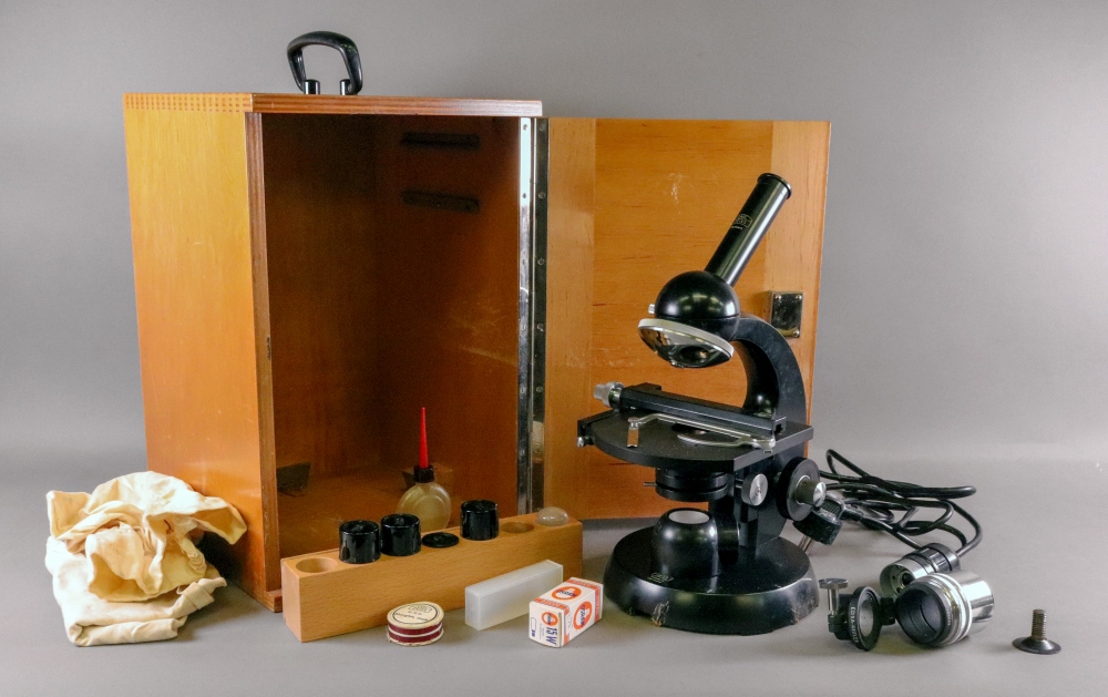 A Carl Zeiss microscope, second half 20t