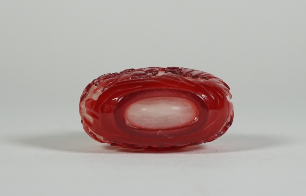 A Chinese red overlay glass snuff bottle, 19th century, - Image 4 of 5