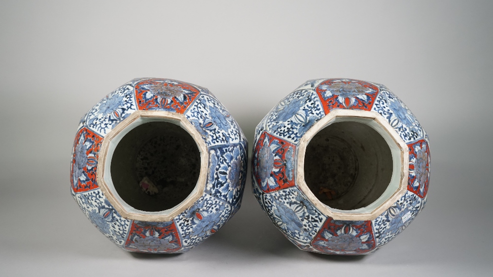 A large pair of Japanese Arita octagonal vases and covers, Edo period, circa 1700, - Image 7 of 8