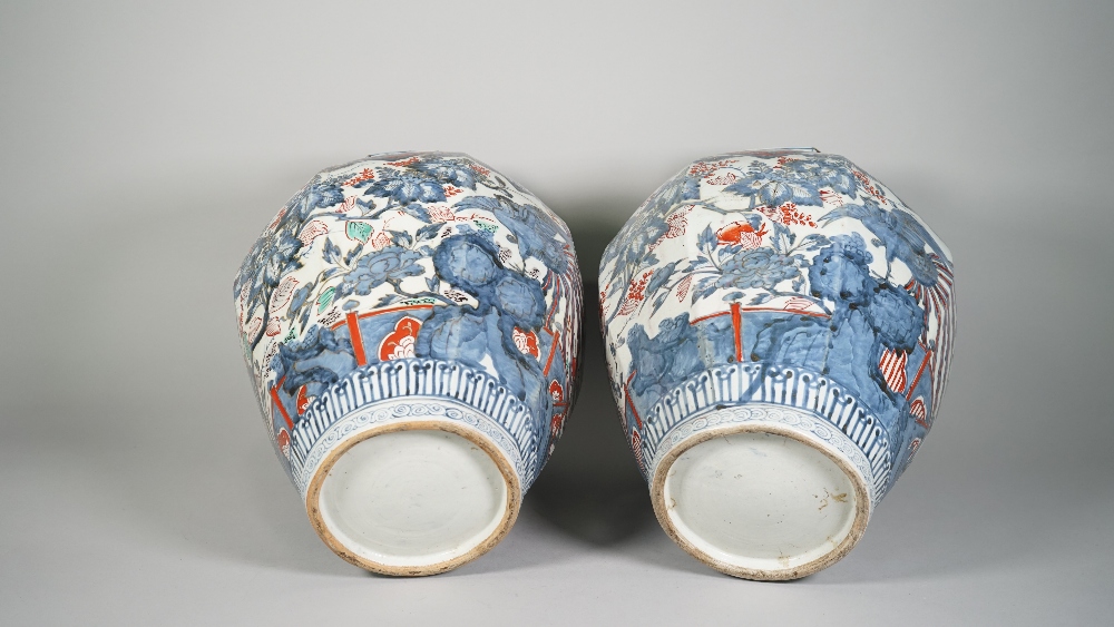 A large pair of Japanese Arita octagonal vases and covers, Edo period, circa 1700, - Image 8 of 8