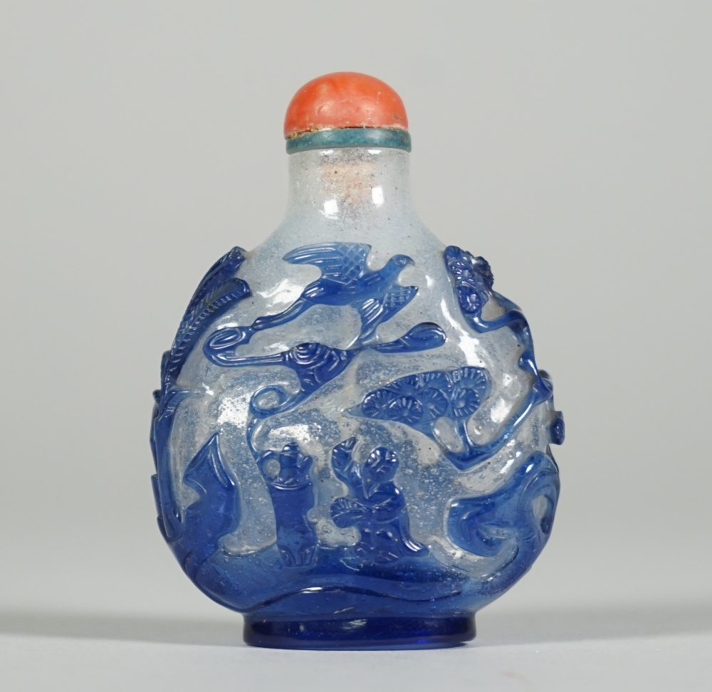 A Chinese blue overlay glass snuff bottle, 19th century, - Image 2 of 5