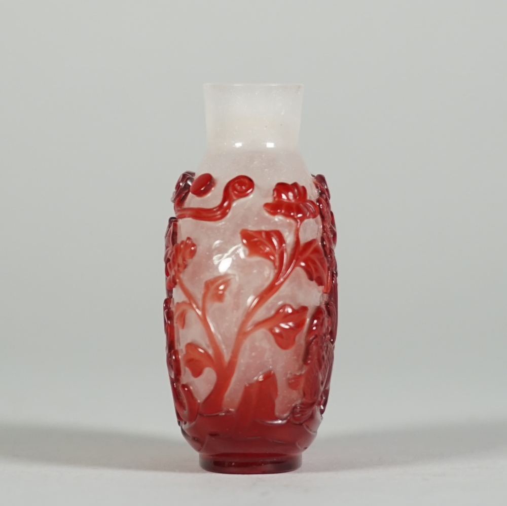 A Chinese red overlay glass snuff bottle, 19th century, - Image 3 of 5