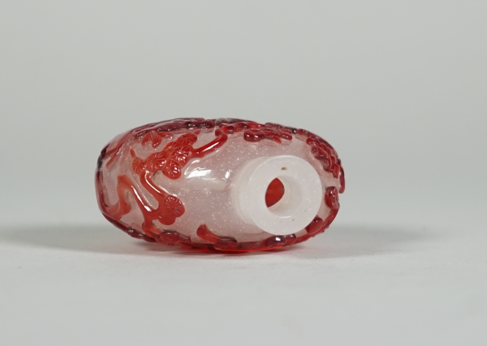 A Chinese red overlay glass snuff bottle, 19th century, - Image 5 of 5
