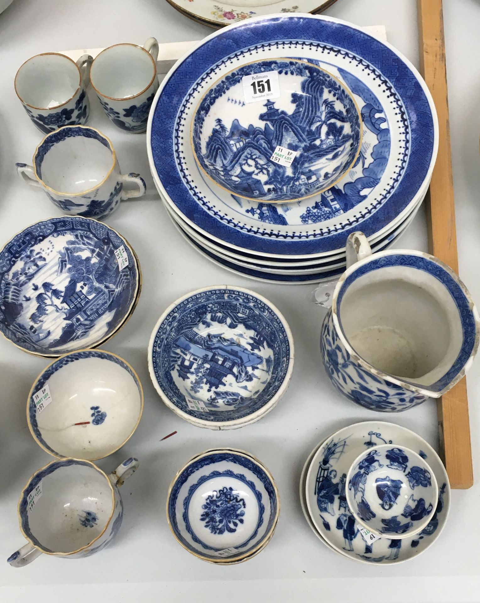 A group of Chinese blue and white Export porcelain, late 18th/19th century, - Bild 3 aus 3