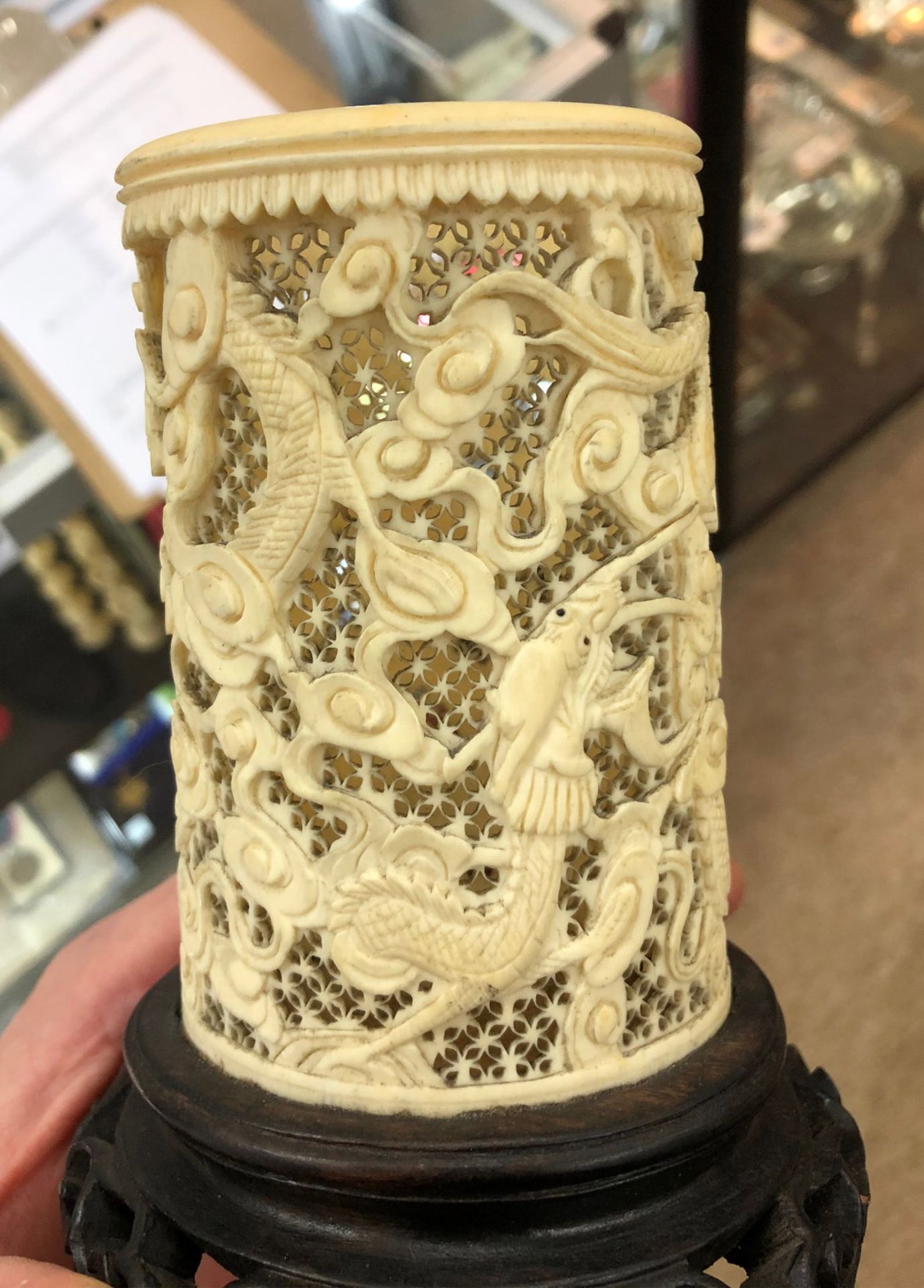 A Chinese ivory tusk vase, late 19th/early 20th century, - Bild 5 aus 7