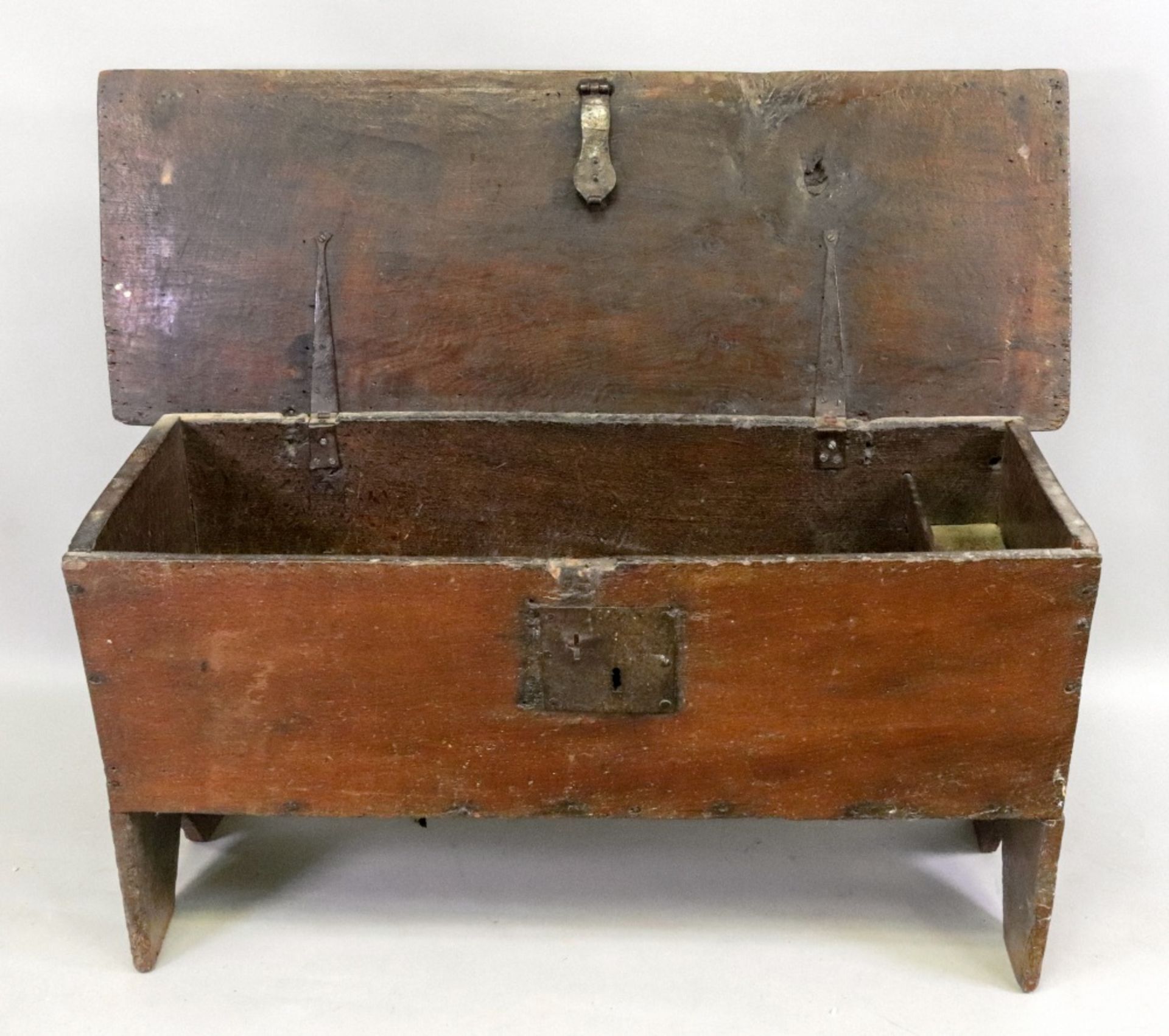 A 17th century oak planked coffer, the moulded hinged top enclosing a compartment, - Bild 3 aus 3