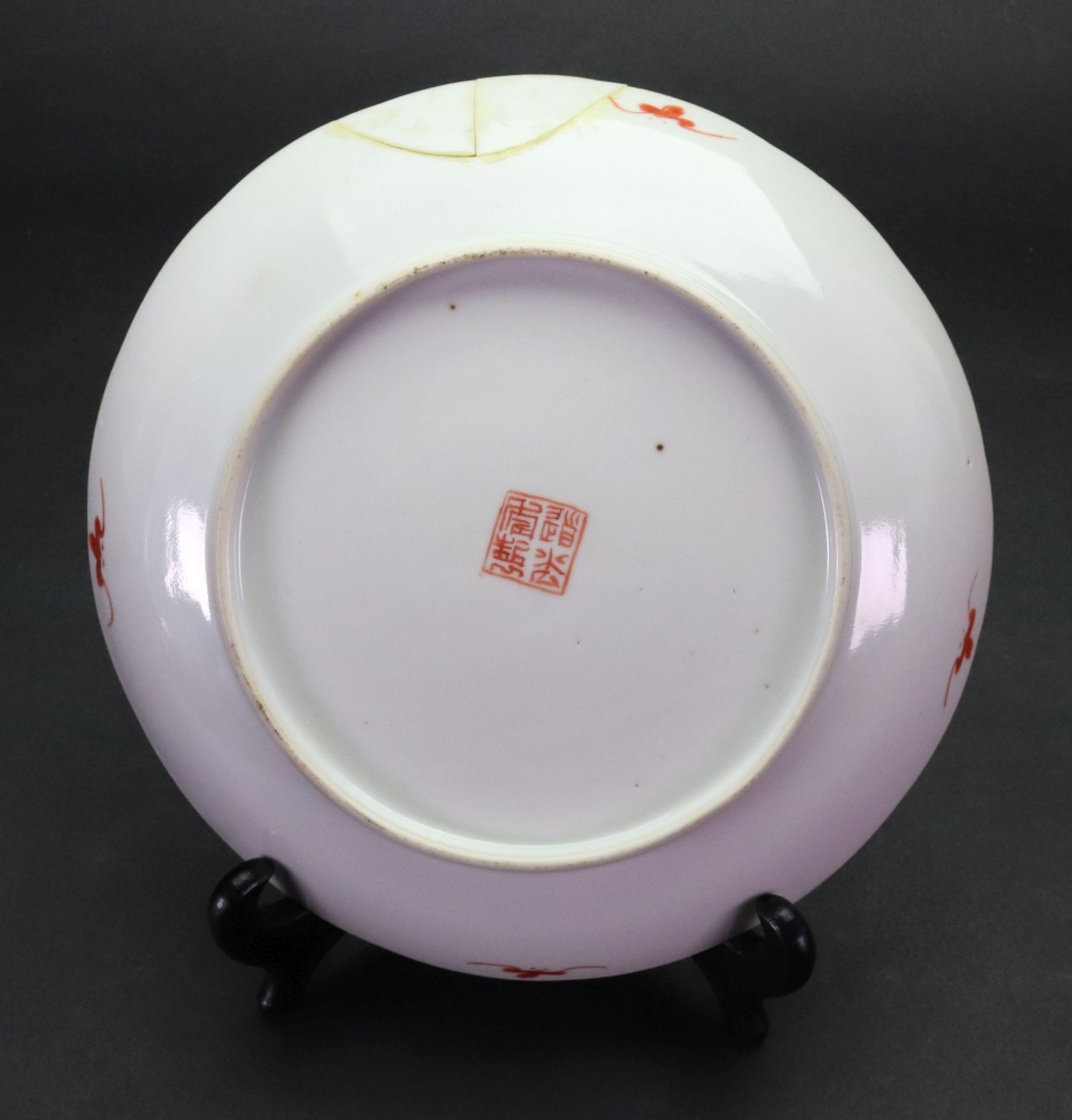 A group of Chinese famille-rose porcelains, late 19th/20th century, comprising; a bowl, - Image 5 of 14