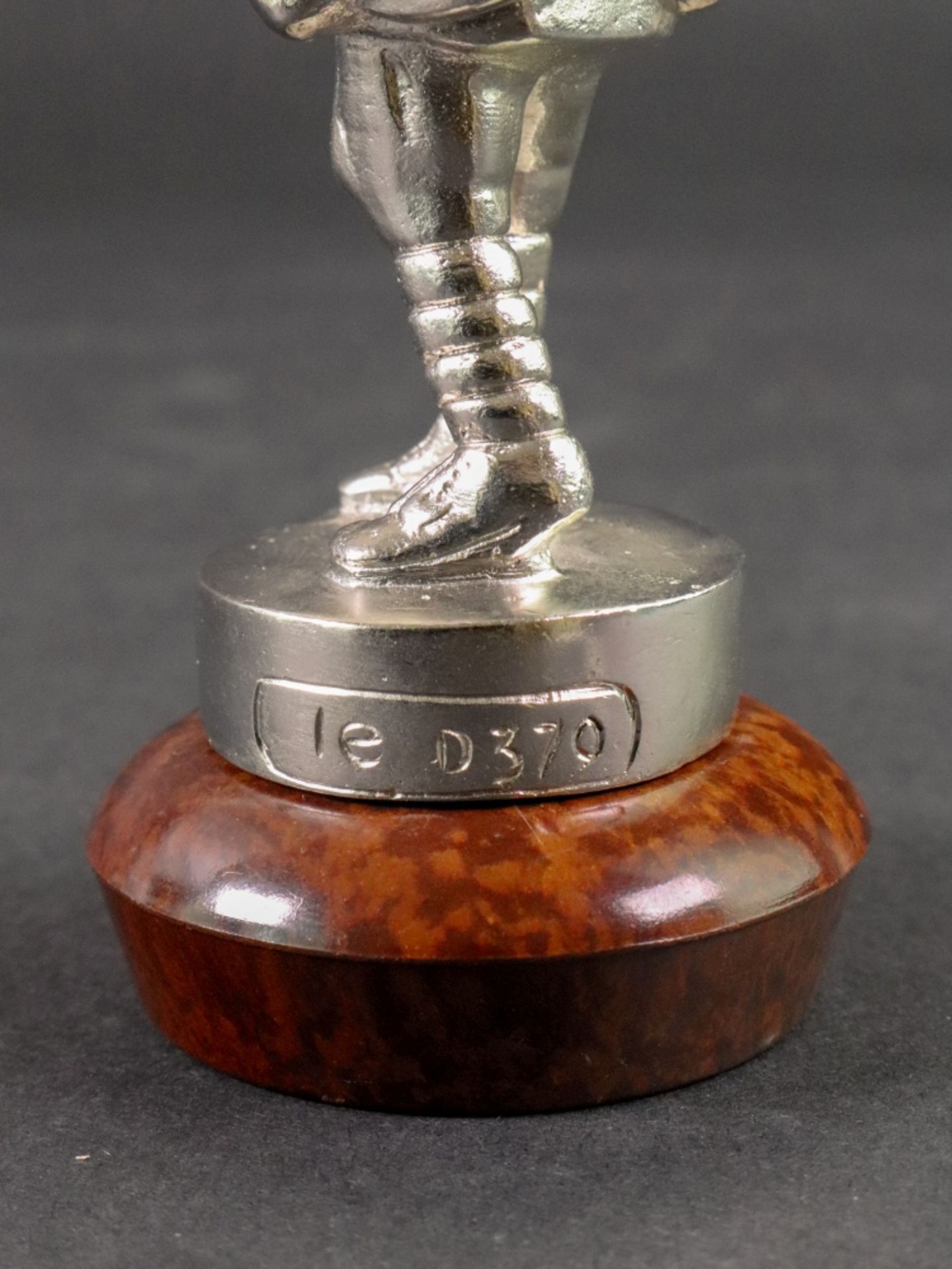 A silvered figure of a British military officer, 'Old Bill', detailed 'IE D370' to base, 12. - Bild 2 aus 3