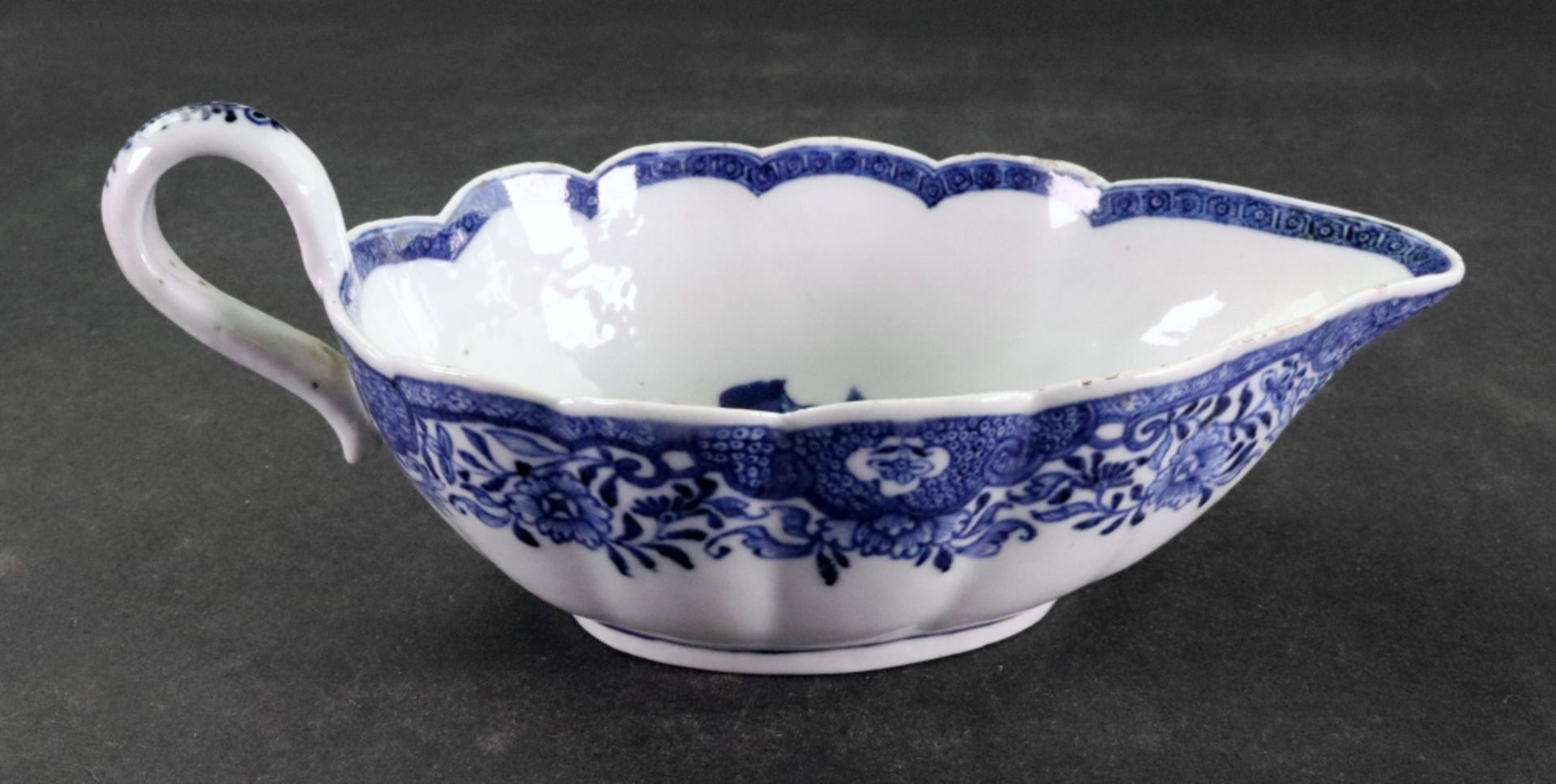 A Chinese Export blue and white silver shape sauce boat, late 18th century, - Image 7 of 8