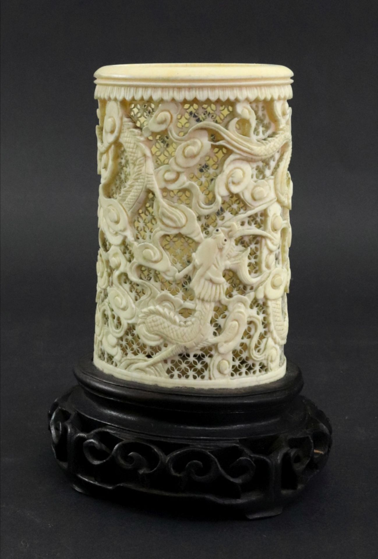 A Chinese ivory tusk vase, late 19th/early 20th century, - Bild 3 aus 7