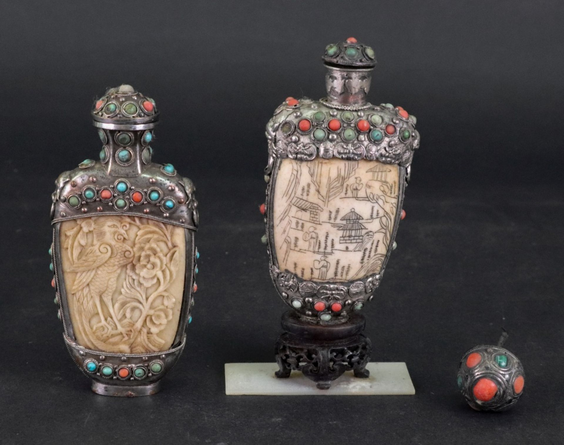 Two Chinese ivory snuff bottles, with white metal and 'jewelled' mounts, late 19th/20th century, - Bild 3 aus 4