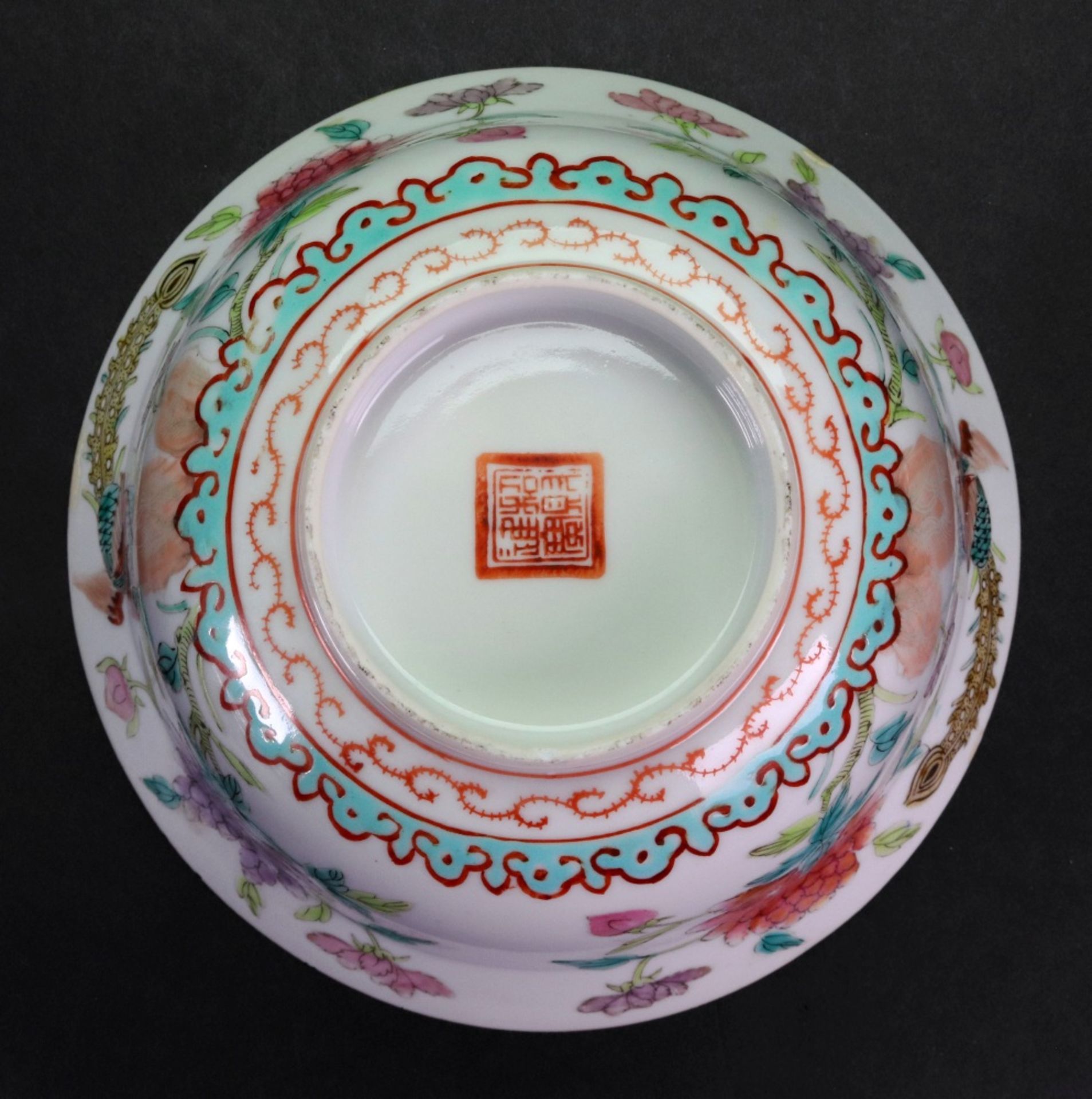 A group of Chinese famille-rose porcelains, late 19th/20th century, comprising; a bowl, - Bild 10 aus 14