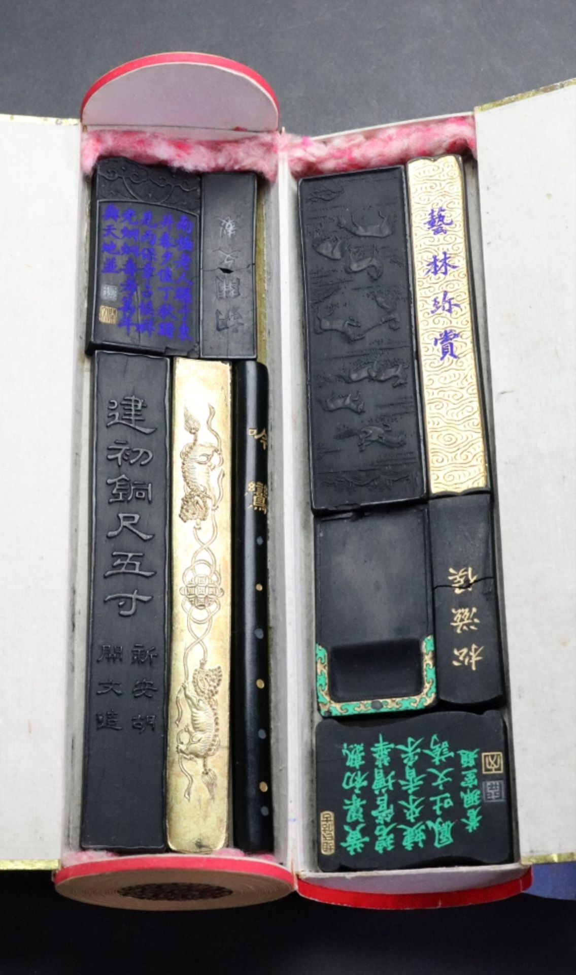 A group of various Chinese works of art, 19th/20th century, comprising; a carved wood page turner, - Bild 7 aus 8