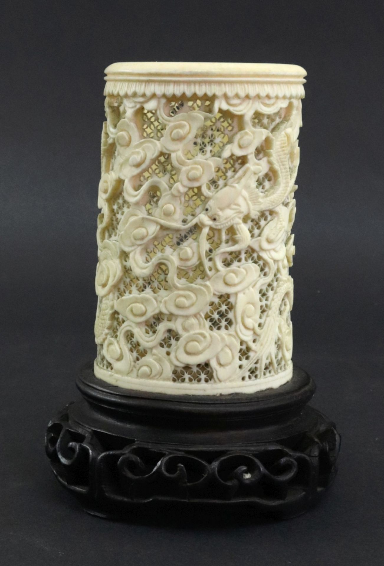 A Chinese ivory tusk vase, late 19th/early 20th century, - Bild 2 aus 7