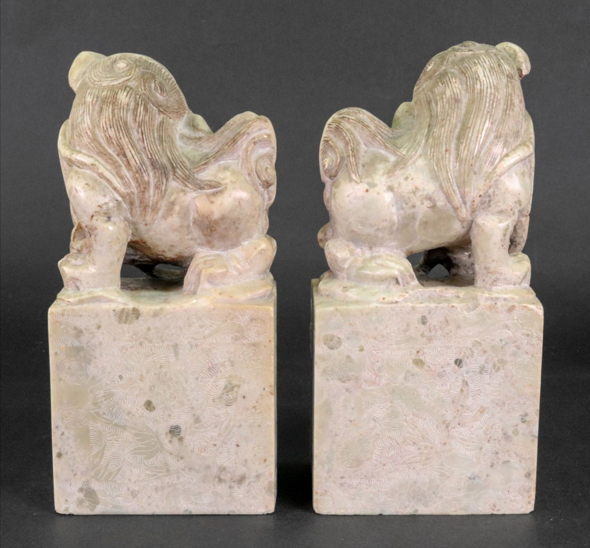 A pair of Chinese soapstone groups of Buddhist lions, the male with a brocade ball, - Bild 4 aus 6